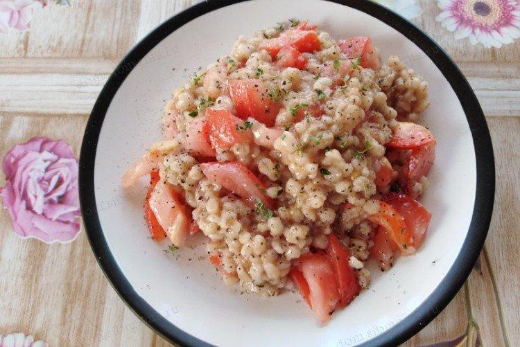 Gachas de cebada perlada con tomates