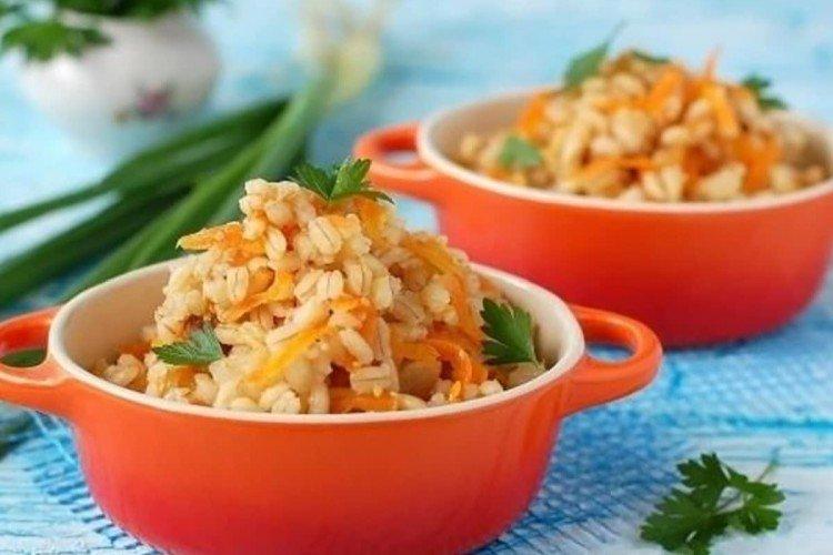 Gachas con cebada perlada, cebolla y zanahoria
