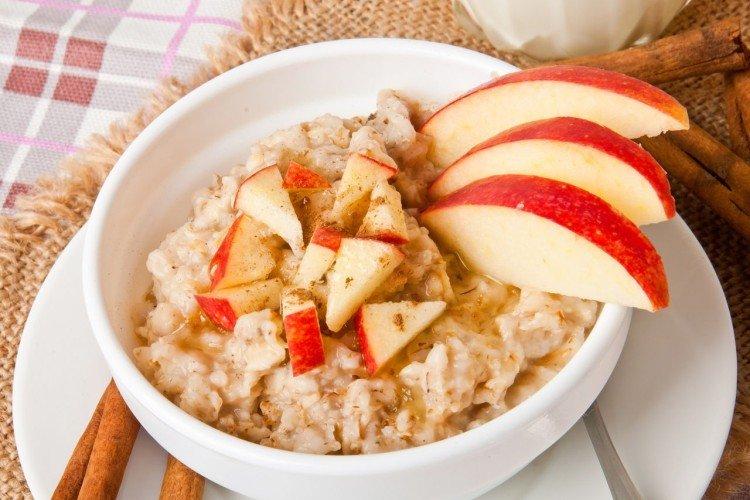 Gachas con cebada perlada y manzanas
