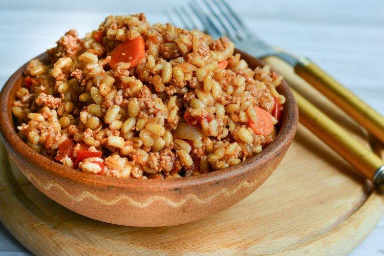 Gachas de cebada perlada con carne picada