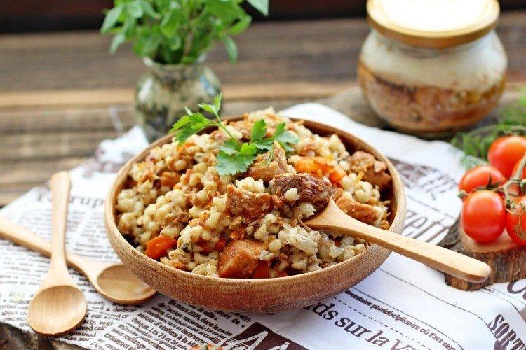 Gachas con cebada perlada y carne enlatada