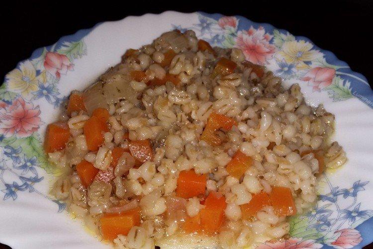 Gachas de cebada perlada con pescado