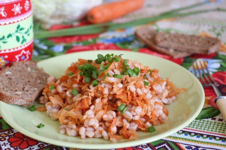 Gachas con cebada perlada, jamón y col