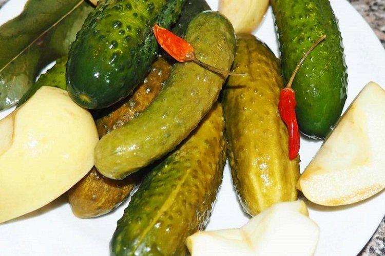 Leicht gesalzene Gurken mit Apfel und Sellerie