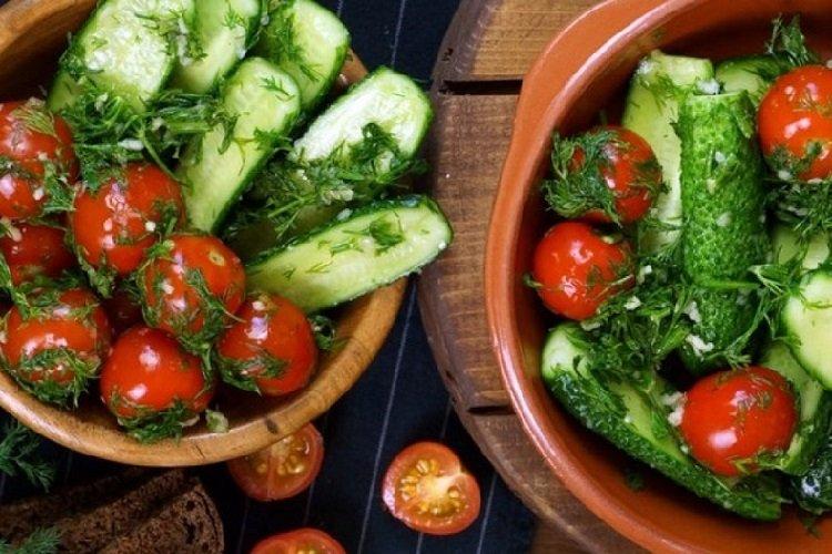 Leicht gesalzene Gurken mit Tomaten im Beutel