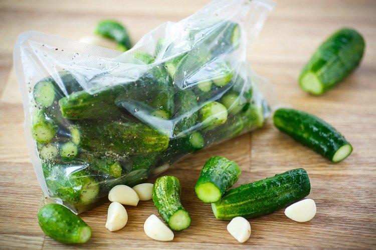 Leicht gesalzene Gurken mit Zitrone und Ingwer