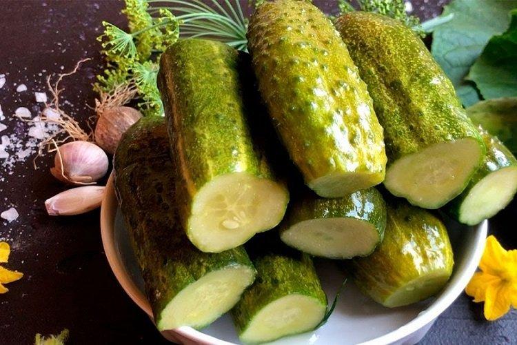 Leicht gesalzene Gurken mit Senf im Beutel