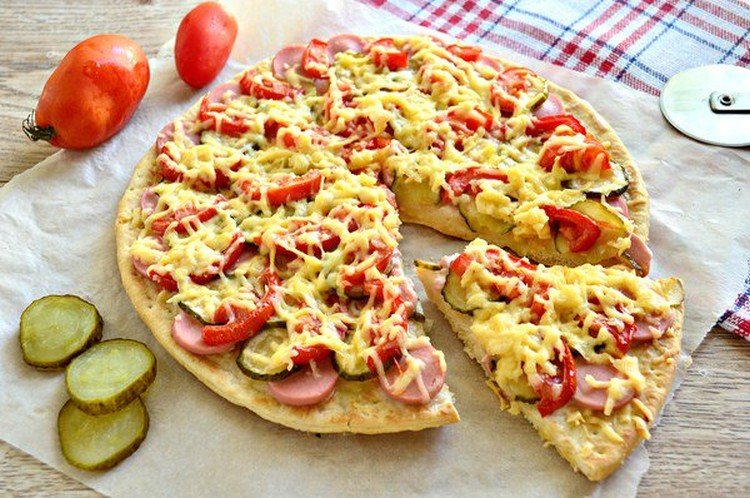 Con salchichas, champiñones y pepinillos