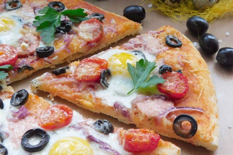 Relleno con salchicha, cherry y huevo