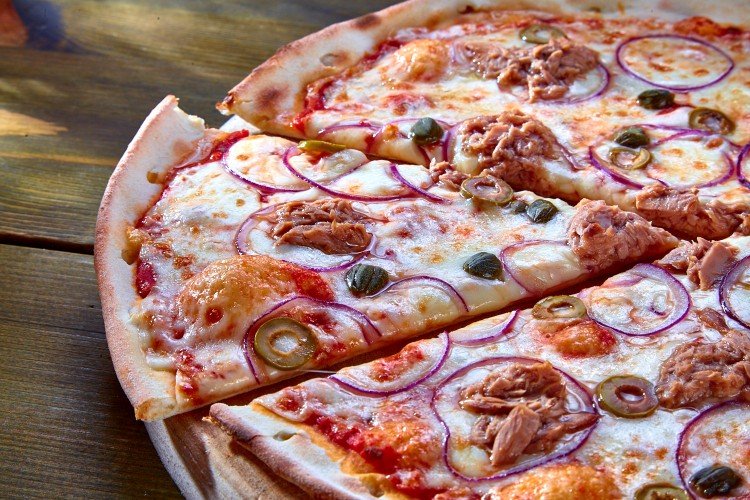 Relleno de pizza con atún, tomates y mozzarella