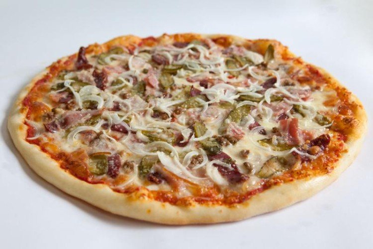 Con carne picada, cebolla, tocino y pepinillos