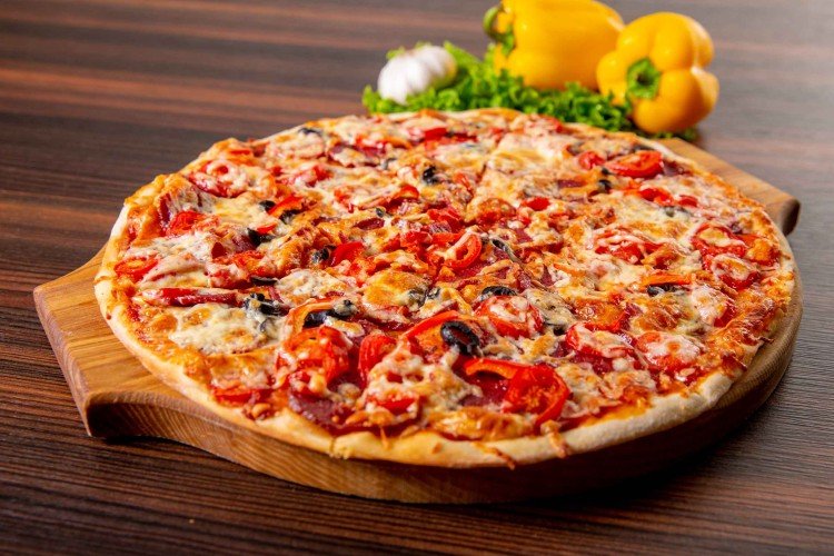 Relleno de pizza con salami, queso y pimiento morrón