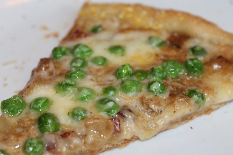 Relleno de pizza con salchicha, champiñones y guisantes verdes