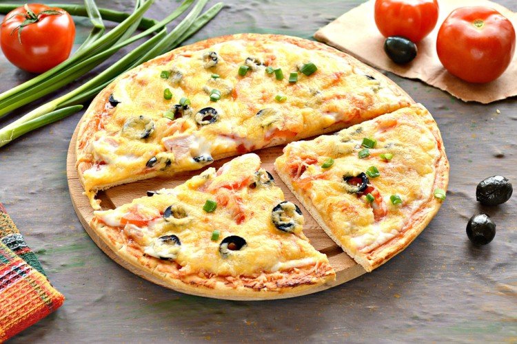 Relleno de pizza con pollo y aceitunas