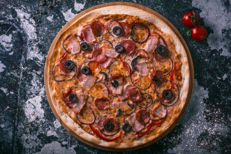 Con jamón, pollo ahumado y salchichas