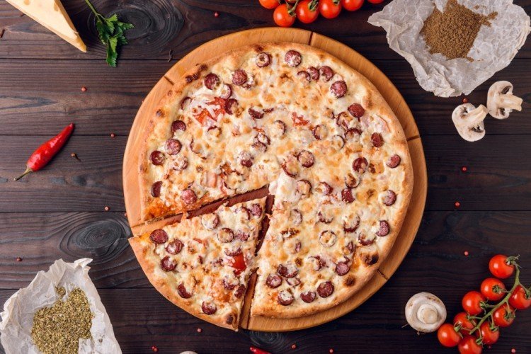Relleno de pizza con salchichas de caza