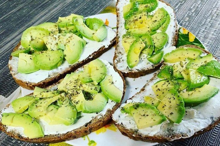 Bruschetta with Cream Cheese and Avocado