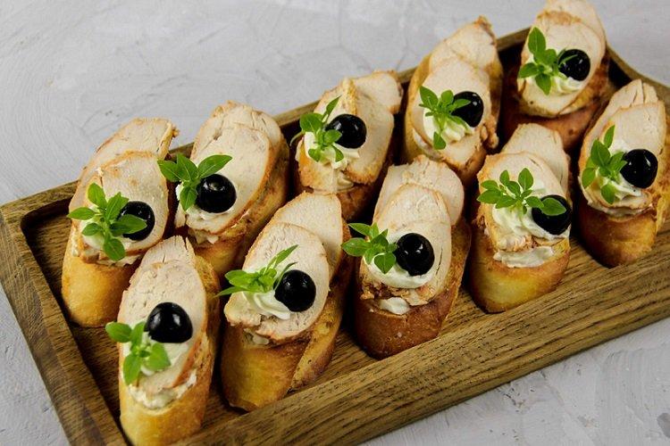 Bruschetta with Turkey, Pesto Sauce, and Olives