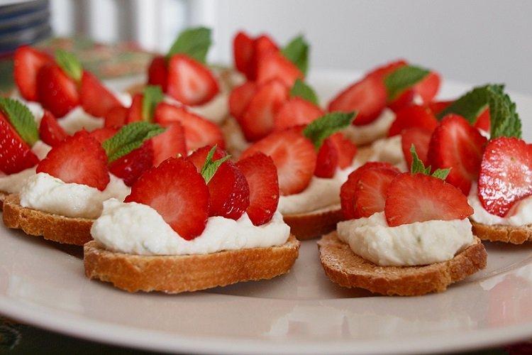 Bruschetta with Cream Cheese and Strawberries