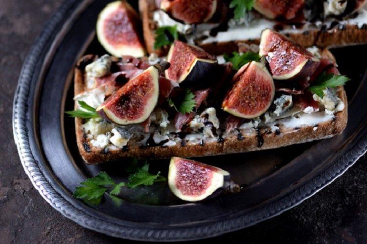Bruschetta with Figs and Jamón