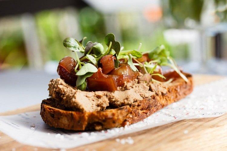 Bruschetta with Chicken Pâté and Fried Onions
