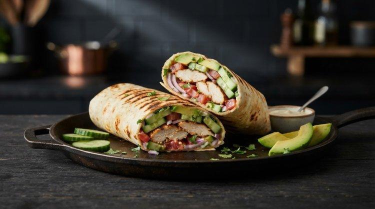 Burrito mit Hähnchen und frischen Gurken