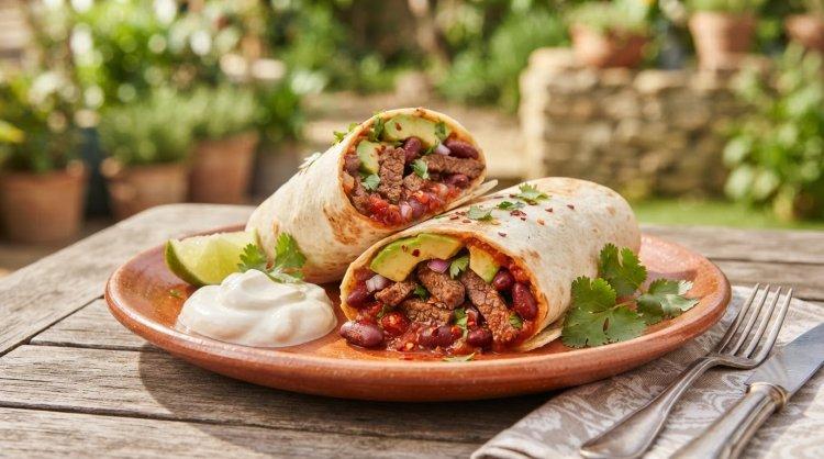 Burrito mit Rindfleisch, Bohnen und Avocado
