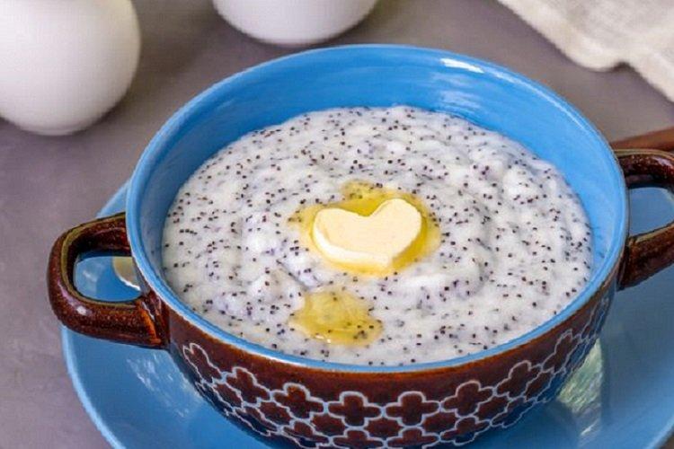 Semolina Porridge with Poppy Seeds and Milk