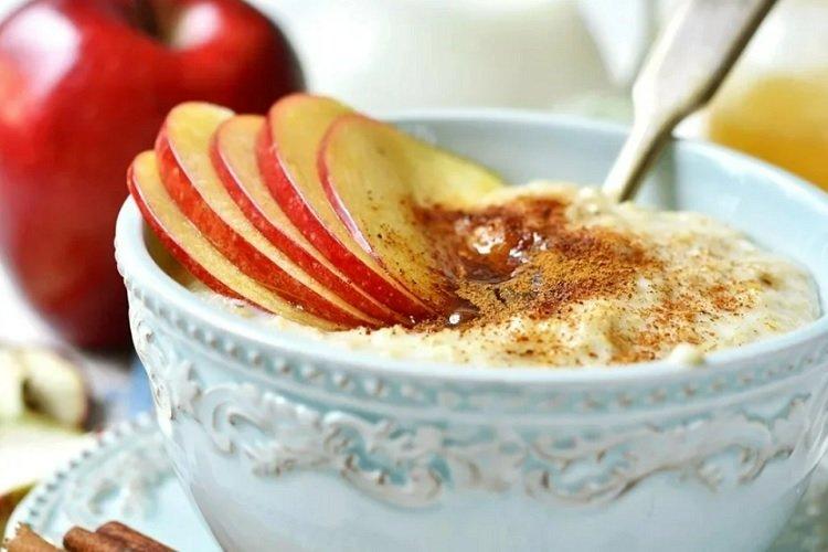 Baked Semolina Porridge with Apple and Cinnamon and Milk
