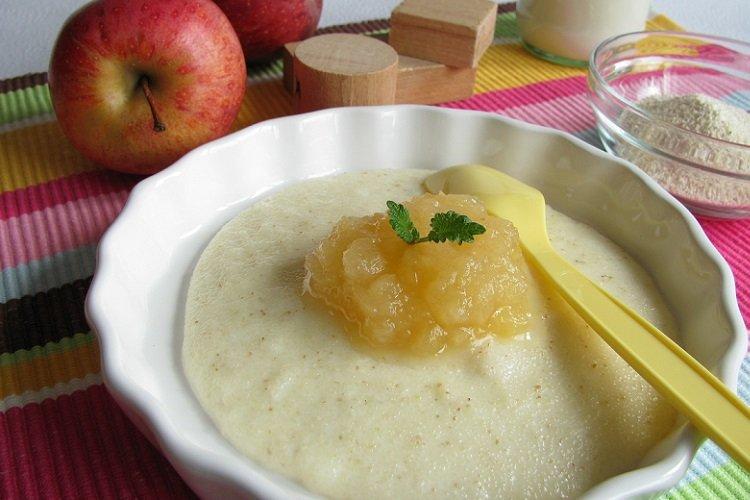 Whipped Semolina Porridge with Milk and Apple Puree