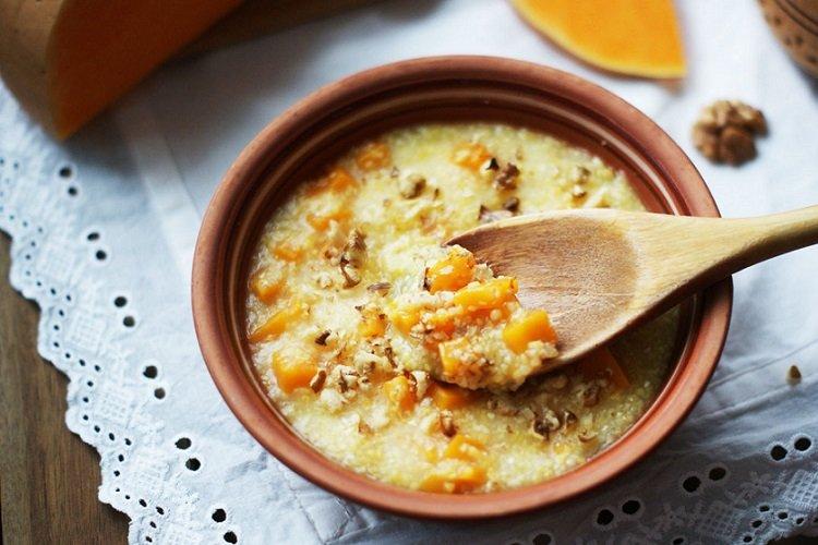 Maisbrei mit Kürbis und Walnüssen