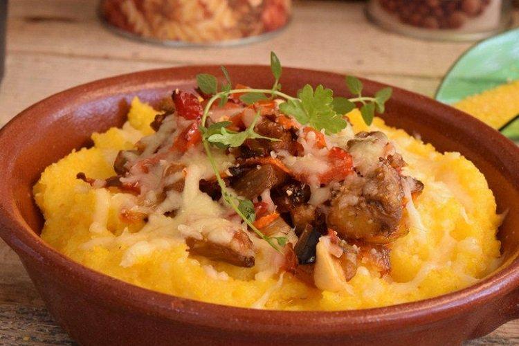 Maisbrei mit Auberginen und Käse