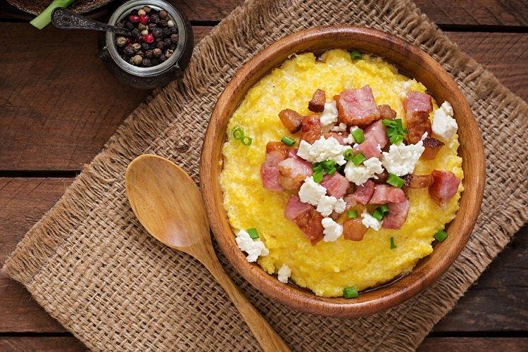 Maisbrei mit Schinken und Feta