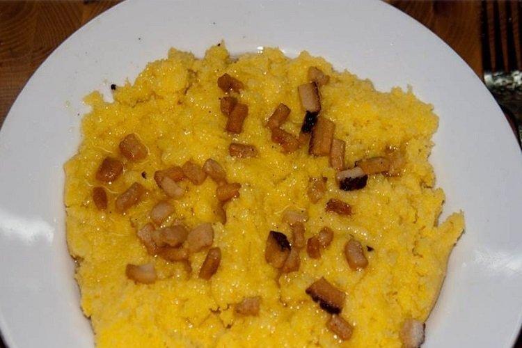 Maisbrei mit Grieben