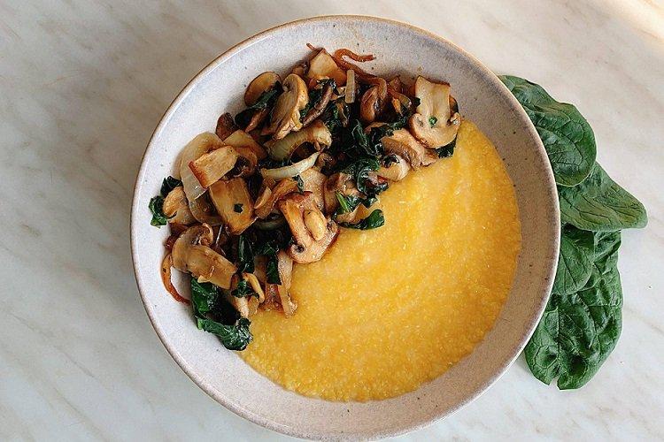 Maisbrei mit Pilzen und Spinat