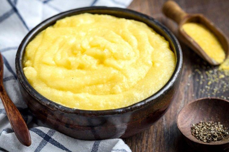 Maisbrei mit Schmelzkäse