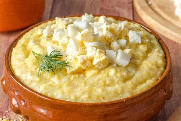 Maisbrei mit Ei und Schmelzkäse
