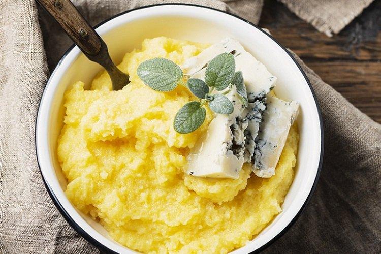 Maisbrei mit Käse