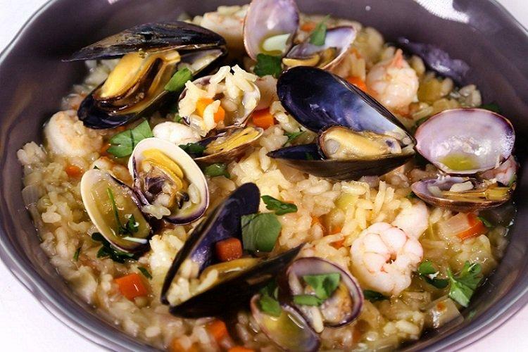 Rice Porridge with Mussels and Shrimp