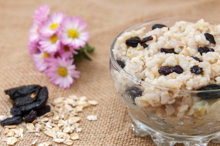 Oatmeal with Raisins and Prunes