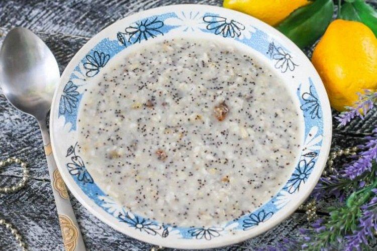 Oatmeal with Raisins and Poppy Seeds