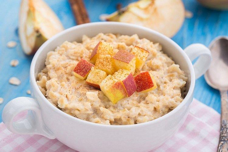 Quick Oatmeal with Apple and Cinnamon