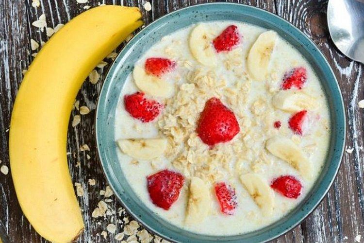 Oatmeal with Strawberries and Banana