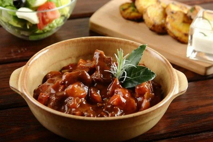 Говядина, тушенная в красном вине с грибами
