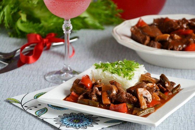 Говядина, тушенная с грибами в кисло-сладком соусе