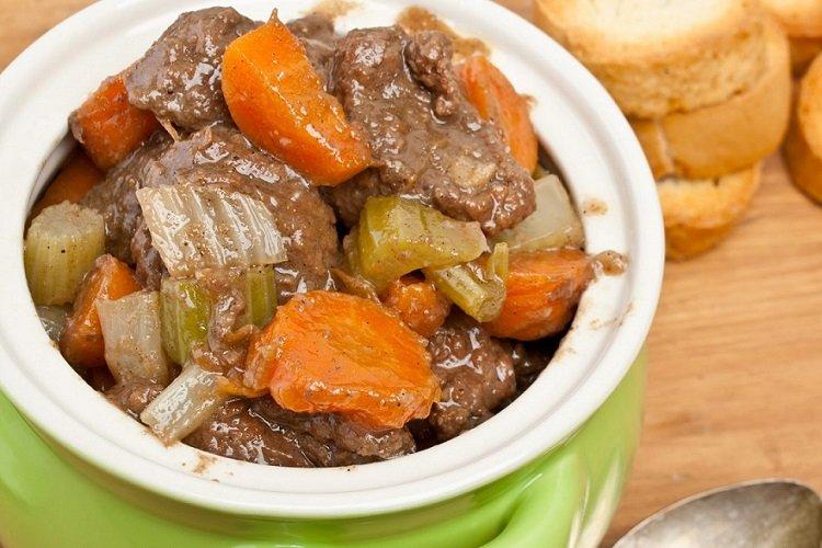 Тушеная говядина с морковью и сельдереем