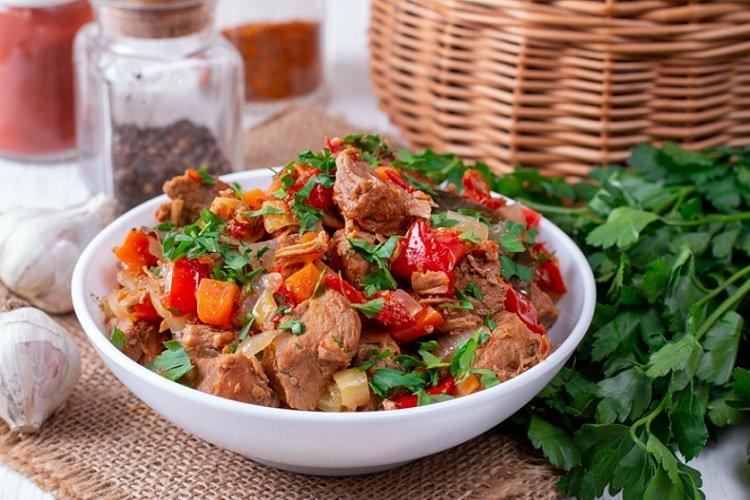Говядина, тушенная с болгарским перцем