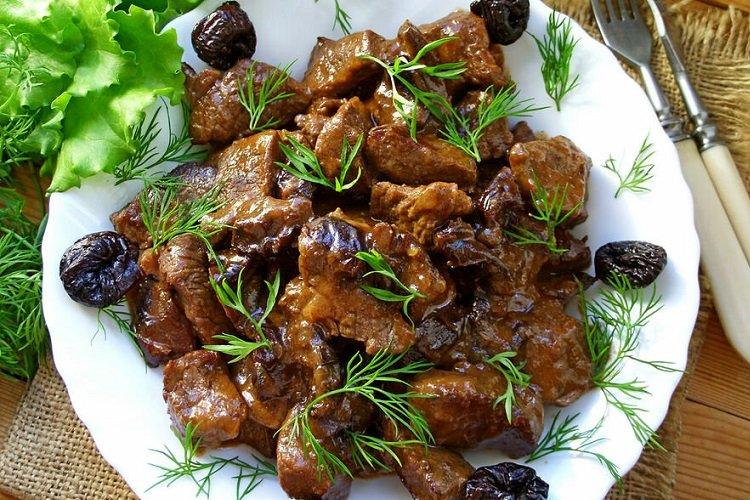 Тушеная говядина с черносливом