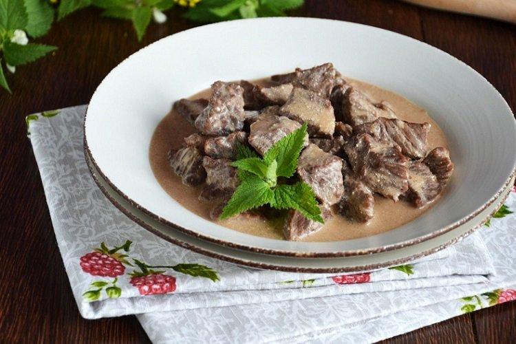 Тушеная говядина со сметаной