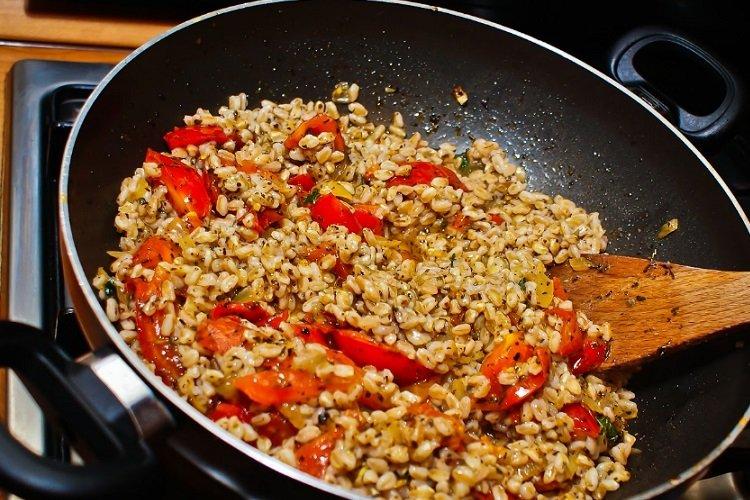Gachas de trigo integral con tomates y menta
